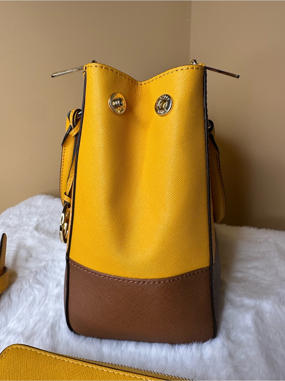 Set Michael Kors Yellow & Brown Saffiano Leather Top Handle Bag & Wallet & Strap - Picture 9 of 16